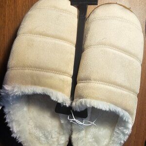 Sonoma Goods For Life® Faux Fur Slippers
Size M (7-8) New.